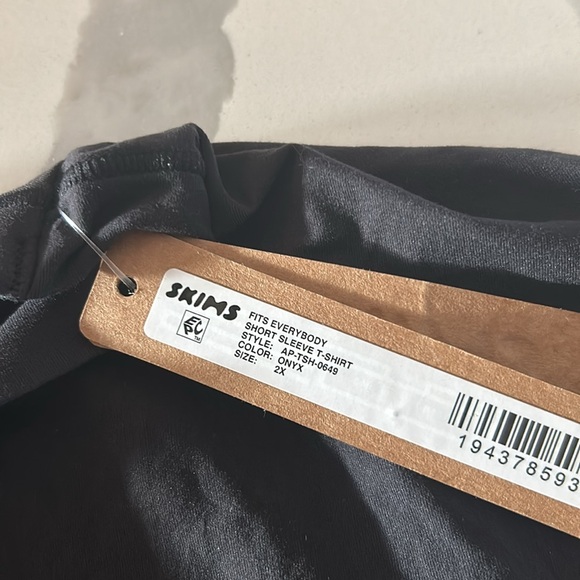 NWT, SKIMS Fits Everybody T-shirt, BLACK, Size 2x - Picture 8 of 13